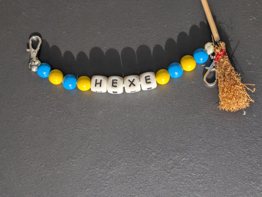 Handgemachte Hexen-Kette für Stola | Holzperlen blau-gelb | „HEXE“ Buchstaben | mit Mini-Besen – ideal fürs Hexenhäs & Fastnacht