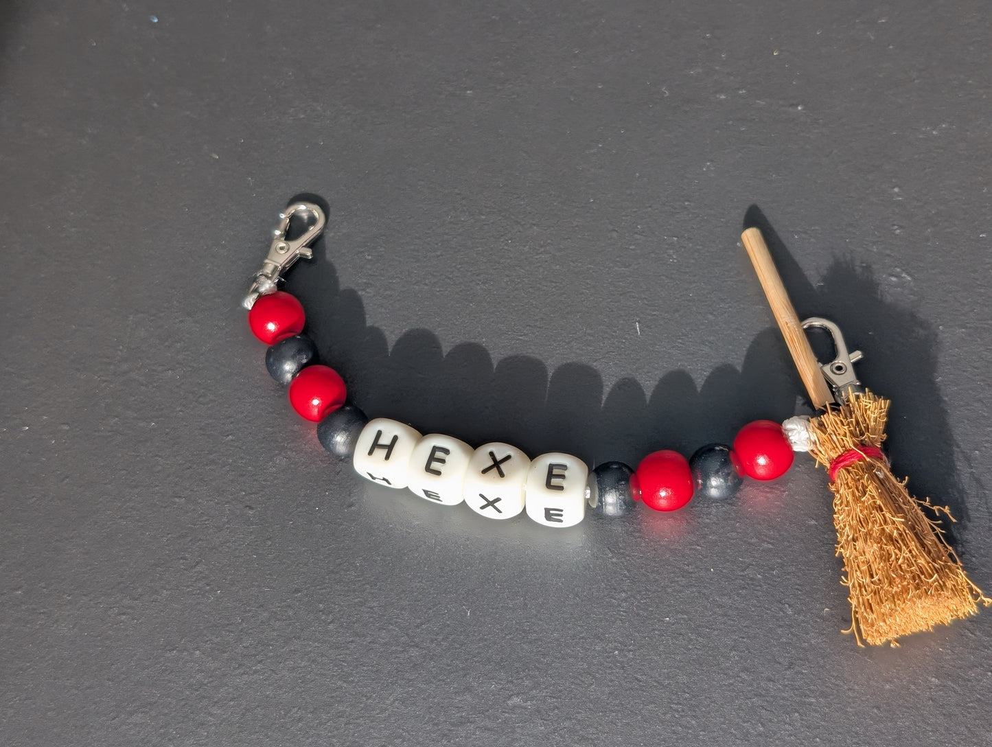 Handgemachte Hexen-Kette für Stola | Holzperlen rot-schwarz | „HEXE“ Buchstaben | mit Mini-Besen – perfekter Schmuck fürs Hexenhäs & Fasnet