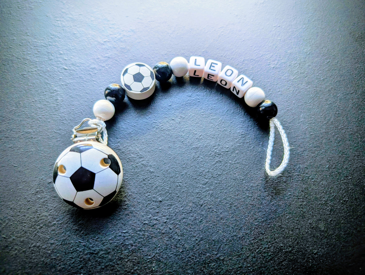 Schnullerkette mit Wunschnamen Fußball Schwarz Weiß – Holzperlen Handgemacht Baby Geschenk Junge
