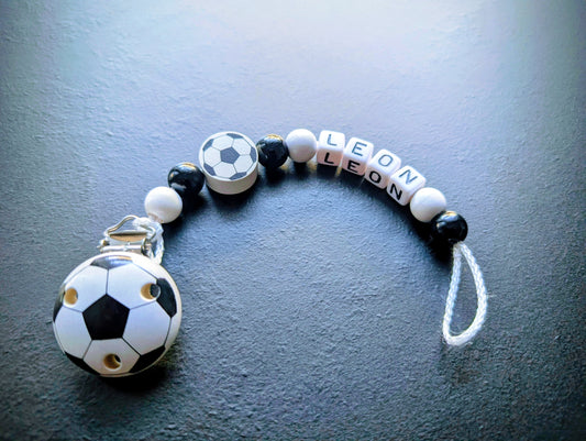 Schnullerkette mit Wunschnamen Fußball Schwarz Weiß – Holzperlen Handgemacht Baby Geschenk Junge