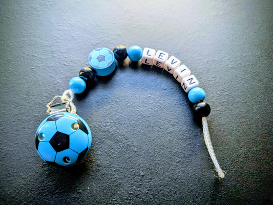 Schnullerkette mit Wunschnamen Fußball Blau Schwarz – Holzperlen Handgemacht Baby Geschenk Junge