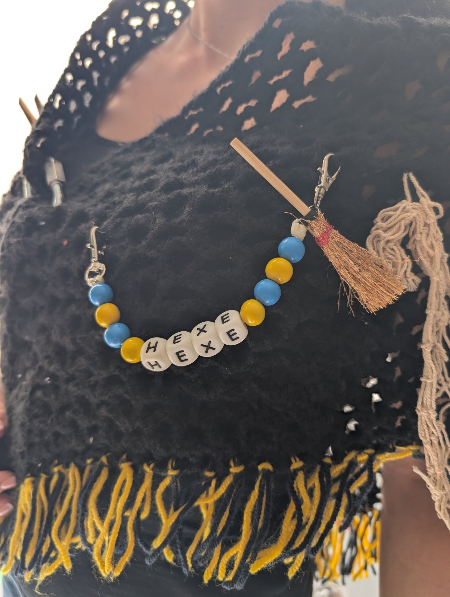 Handgemachte Hexen-Kette für Stola | Holzperlen blau-gelb | „HEXE“ Buchstaben | mit Mini-Besen – ideal fürs Hexenhäs & Fastnacht