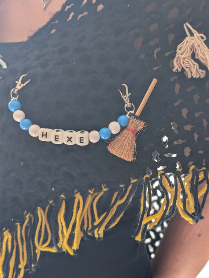 Handgemachte Hexen-Kette für Stola | Holzperlen blau-weiß | „HEXE“ Buchstaben | mit Mini-Besen – perfekter Schmuck fürs Hexenhäs & Fasnet