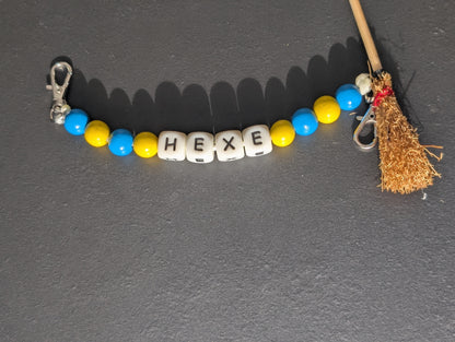 Handgemachte Hexen-Kette für Stola | Holzperlen blau-gelb | „HEXE“ Buchstaben | mit Mini-Besen – ideal fürs Hexenhäs & Fastnacht