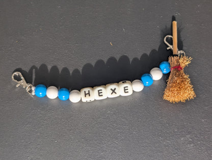 Handgemachte Hexen-Kette für Stola | Holzperlen blau-weiß | „HEXE“ Buchstaben | mit Mini-Besen – perfekter Schmuck fürs Hexenhäs & Fasnet