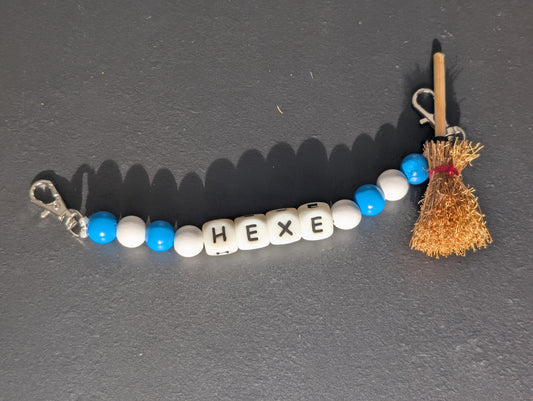 Handgemachte Hexen-Kette für Stola | Holzperlen blau-weiß | „HEXE“ Buchstaben | mit Mini-Besen – perfekter Schmuck fürs Hexenhäs & Fasnet