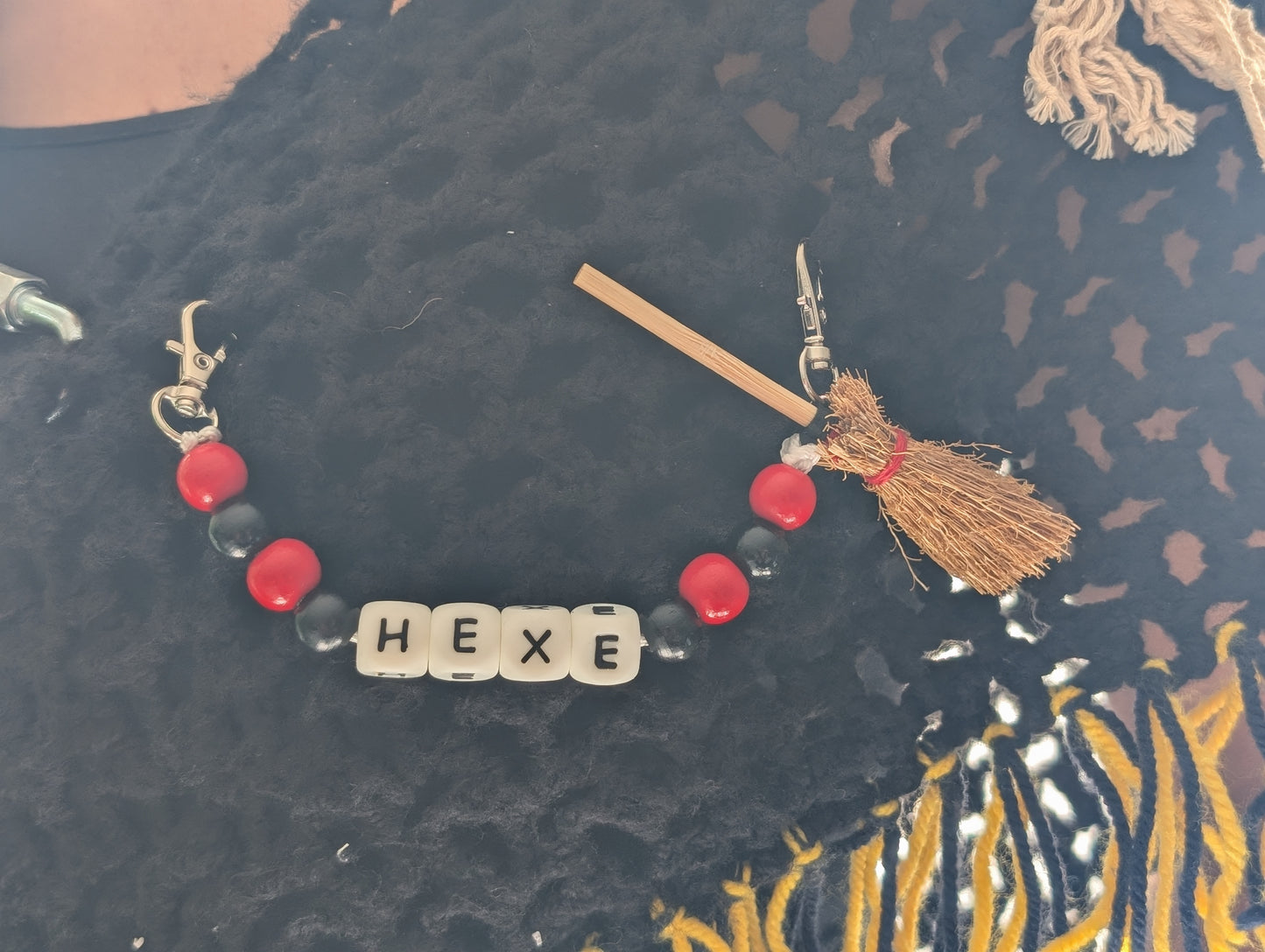 Handgemachte Hexen-Kette für Stola | Holzperlen rot-schwarz | „HEXE“ Buchstaben | mit Mini-Besen – perfekter Schmuck fürs Hexenhäs & Fasnet