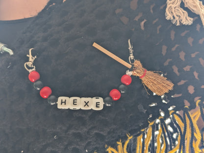 Handgemachte Hexen-Kette für Stola | Holzperlen rot-schwarz | „HEXE“ Buchstaben | mit Mini-Besen – perfekter Schmuck fürs Hexenhäs & Fasnet
