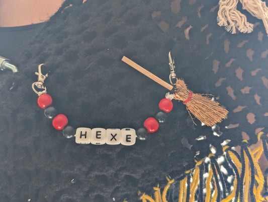 Handgemachte Hexen-Kette für Stola | Holzperlen rot-schwarz | „HEXE“ Buchstaben | mit Mini-Besen – perfekter Schmuck fürs Hexenhäs & Fasnet