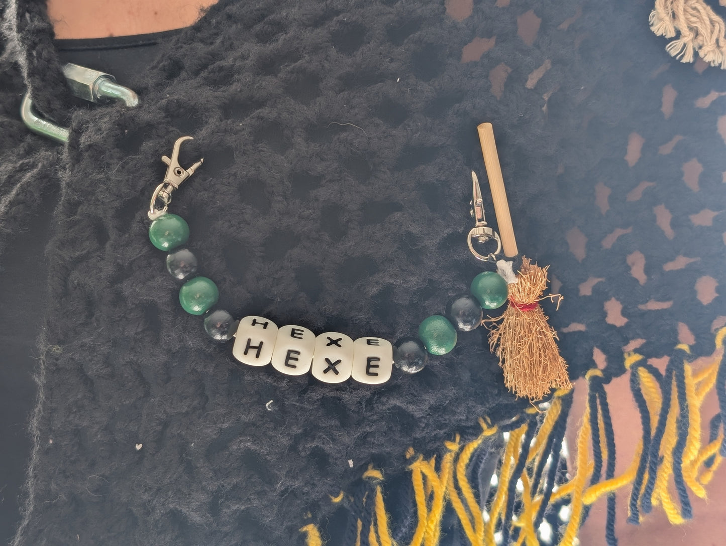 Handgemachte Hexen-Kette für Stola | Holzperlen grün-schwarz | „HEXE“ Buchstaben | mit Mini-Besen – perfekter Schmuck fürs Hexenhäs & Fasnet