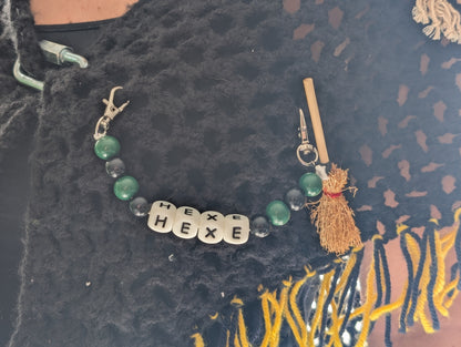 Handgemachte Hexen-Kette für Stola | Holzperlen grün-schwarz | „HEXE“ Buchstaben | mit Mini-Besen – perfekter Schmuck fürs Hexenhäs & Fasnet