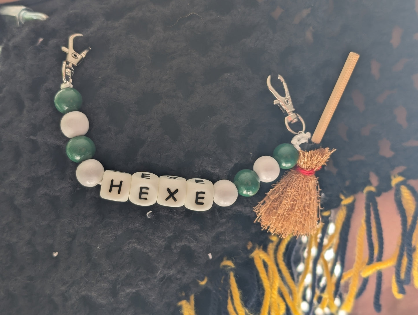 Handgemachte Hexen-Kette für Stola | Holzperlen grün-weiß | „HEXE“ Buchstaben | mit Mini-Besen – perfekter Schmuck fürs Hexenhäs & Fasnet