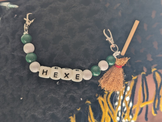 Handgemachte Hexen-Kette für Stola | Holzperlen grün-weiß | „HEXE“ Buchstaben | mit Mini-Besen – perfekter Schmuck fürs Hexenhäs & Fasnet