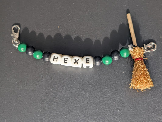 Handgemachte Hexen-Kette für Stola | Holzperlen grün-schwarz | „HEXE“ Buchstaben | mit Mini-Besen – perfekter Schmuck fürs Hexenhäs & Fasnet