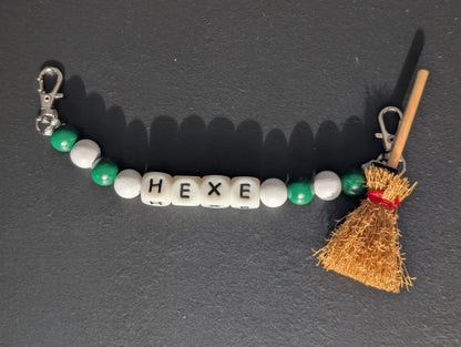 Handgemachte Hexen-Kette für Stola | Holzperlen grün-weiß | „HEXE“ Buchstaben | mit Mini-Besen – perfekter Schmuck fürs Hexenhäs & Fasnet