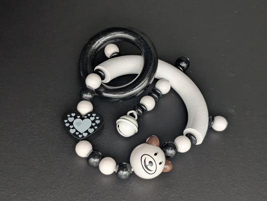 Greifling Schwarz-Grau – Herz & Bärchen | Handgemachtes Holzspielzeug nach DIN | Unisex Baby Geschenk | Modernes Babyspielzeug